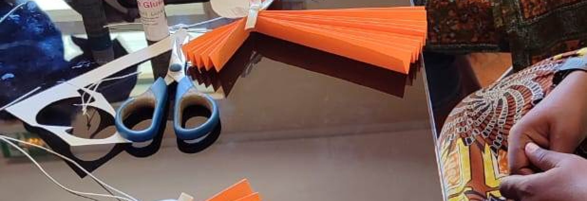 Un atelier décoration de noël avec les familles 